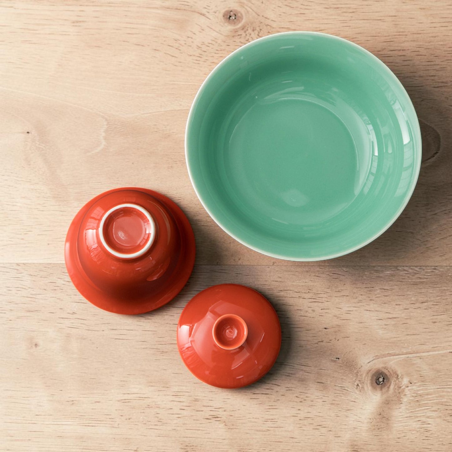 Red gaiwan and gaiwan saucer tray in Dehua porcelain