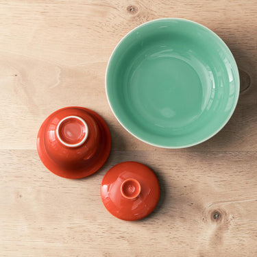 Red gaiwan and gaiwan saucer tray in Dehua porcelain