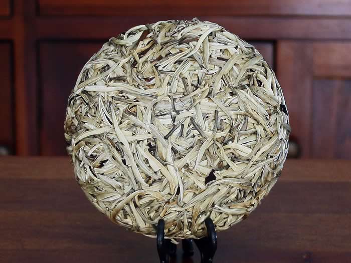 Premium Yunnan white tea cake - Silver Needle